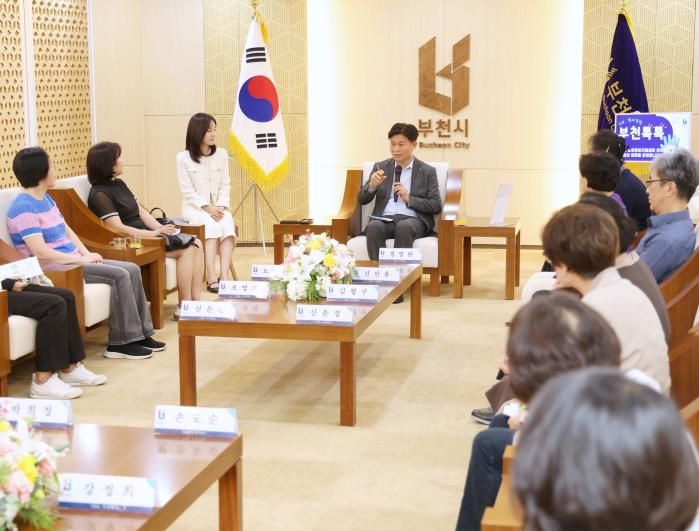 조용익 부천시장이 한 참여자의 질문에 답변하고 있다.