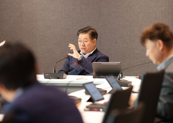 박승원 광명시장이 21일 오전 시청 컨퍼런스룸에서 열린 '광명형 돌봄통합지원 시범사업 추진기반 강화 보고회'에 참석해 발언하고 있다.