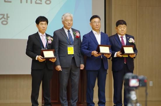 제물포고 부설 방송통신고 개교 50주년 감사패를 수상한 박창호 의원(우측 첫 번째)