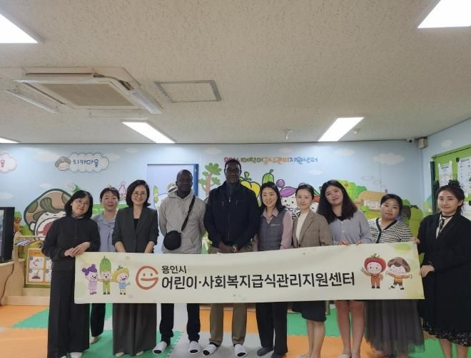 용인특례시는 21일 세네갈 보건부 공무원들이 선진 급식체계와 시설을 견학하기 위해 '용인시 어린이사회복지급식관리지원센터를 방문했다고 밝혔다