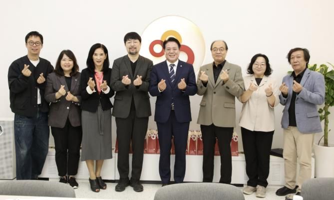 안양문화예술재단은 제8회 안양공공예술프로젝트 집행위원회를 개최하고 향후 추진 방향을 논의했다.