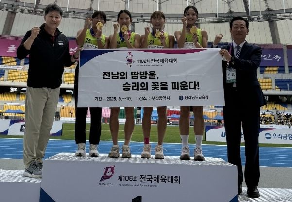 여자고등부 1600m 계주에서 우승한 전남선수들이 박재현 전남교육청 체육건강과장(맨 왼쪽), 김성한 댈러스체육회장(맨 오른쪽)과 함께 시상대 위에서 사진을 찍고 있다.