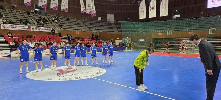 전국체전 무안고 여자핸드볼 동메달 수여식 후 단체사진