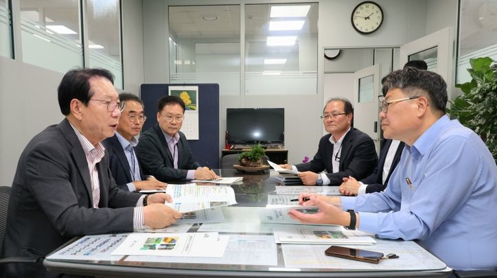 송인헌 괴산군수(왼쪽)가 23일 정부세종청사에서 정향우 기획재정부 사회예산심의관을 만나 지역 현안사업 예산 반영을 건의하고 있다.