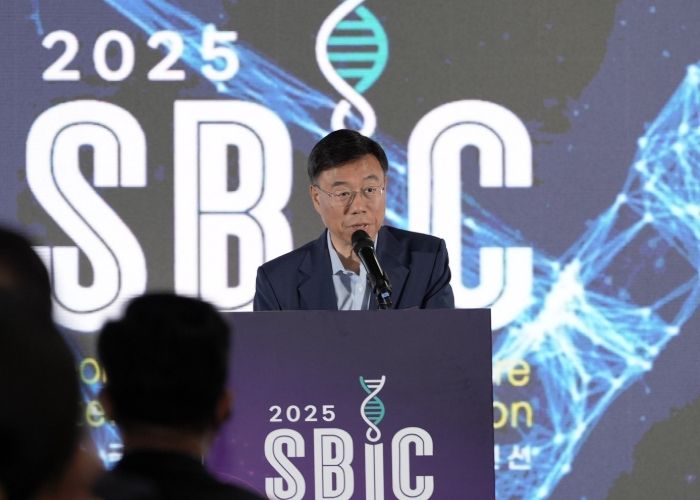 신상진 성남시장이 23일 성남글로벌융합센터에서 열린 ‘2025 성남 국제 바이오헬스케어 컨벤션(SBIC 2025)’ 개막식에서 개회사를 하고 있다.