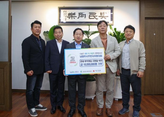 왼쪽부터 이진규 다산2동 주민자치위원장 / 권순욱 호평동 주민자치회장 / 주광덕 시장 / 장태식 주민자치 협의회장(별내면 주민자치위원장) / 한왕희 퇴계원읍 주민자치회장