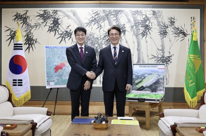 김민석 국무총리가 22일 대구시청 동인청사를 방문, 김정기 대구시장 권한대행과 대구시 현안 사업에 대해 논의를 하고 있다.