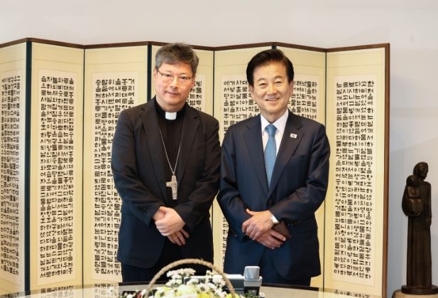 정동영 통일부 장관 서울대교구장 정순택 대주교 예방