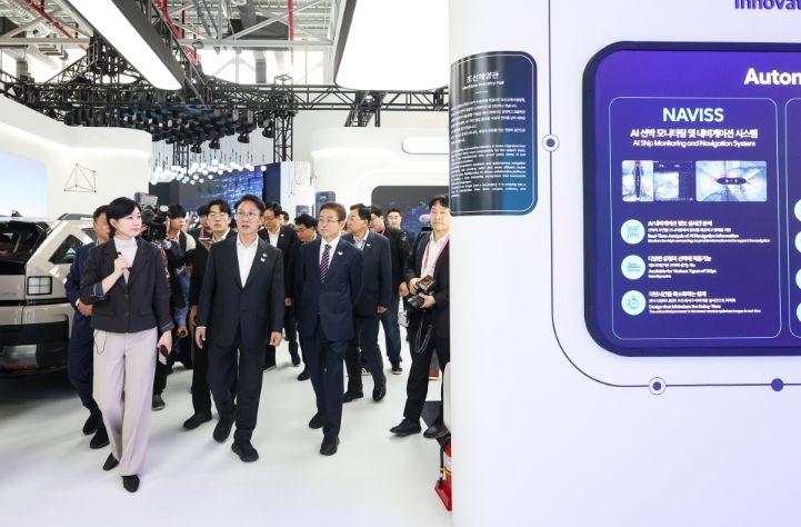 김민석 국무총리가 23일 경상북도 경주시 엑스포공원에 마련된 APEC 정상회의 경제 전시장을 방문, 시설을 둘러보고 있다.