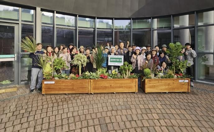 용인특례시, 용인그린대학원 원예과 학생 실습작품 생명의 집에 전달