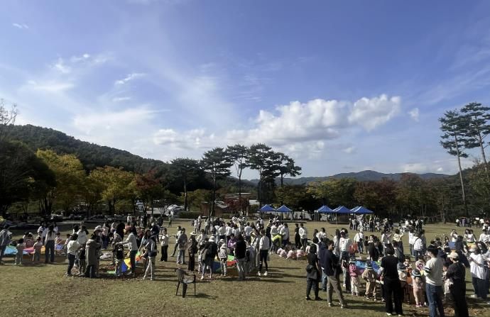 용인특례시는 유아숲 특별 프로그램인 '꼬마마법사의 단풍숲 놀이터' 행사를 개최했다