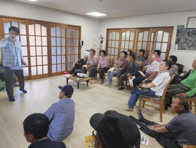 농약 중독예방 교육에 참여한 영전1리 마을 주민들 모습.