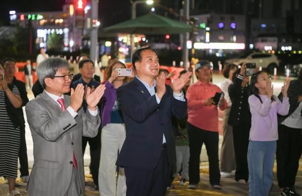 이권재 오산시장이 10월16일 신동아2차아파트 점등식에 참석한 모습