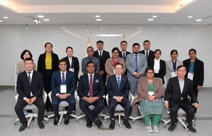 고광완 광주광역시 행정부시장이 27일 오전 시청 소회의실에서 ‘아시아지역 지방정부 인권행정 역량강화 연수’에 참여하고 있는 아시아 5개국 공무원들과 환담을 나눈 후 기념촬영을 하고 있다. /광주광역시 제공