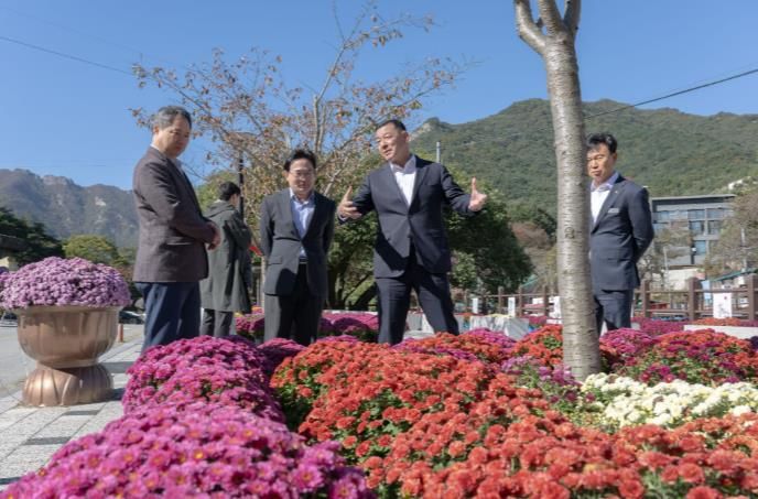 공주시, ‘2025 계룡산 국화 길 여행’ 축제 개막