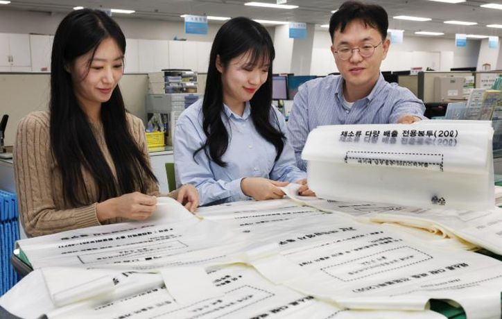 동구청 직원들이 김장쓰레기 전용봉투를 정리하고 있다