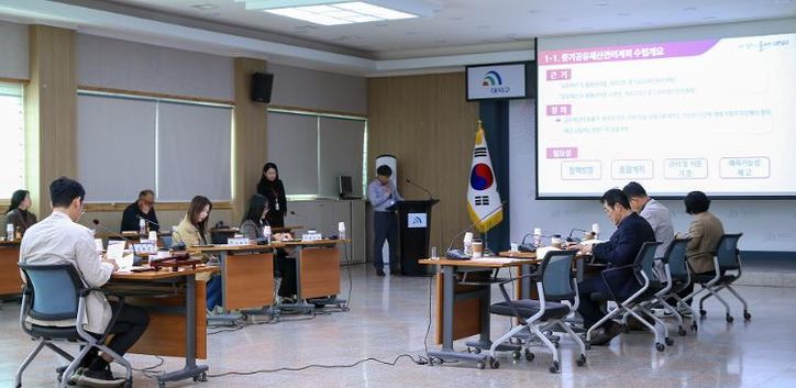 노기수 대덕구 부구청장과 공유재산심의회 위원들이 28일 구청 대회의실에서 제4회 공유재산심의회를 열고 안건을 심의하고 있다.