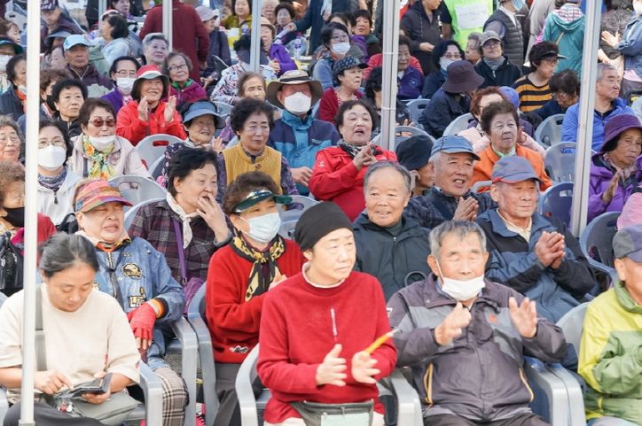 포항시는 지난 24일 학산종합사회복지관에서 지역주민과 함께하는 ‘제20회 한마음대잔치’를 개최했다.