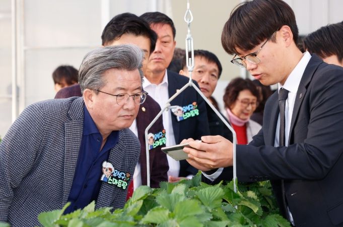 지난 28일 진행된 ‘유성구 스마트팜’ 개장식에서 정용래 유성구청장이 스마트팜 기술 시연을 확인하고 있다