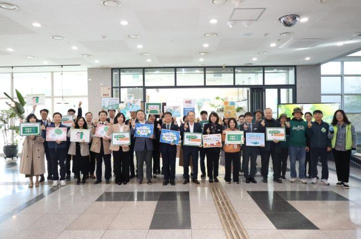 울산교육청 직원들이 30일 1층 중앙현관에서 '환경친화적 청사 만들기 홍보 활동'을 열고 기념촬영을 하고있다