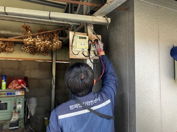 남부출장소, 농촌마을 노후 전기시설 점검·수리 활동