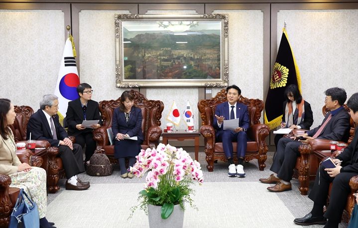 요코하마시의회 방문단을 환영하며 환담을 나누고 있는 김길영 시의원