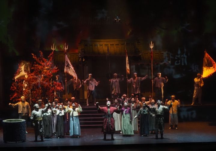 오페라 <처사 남명> 공연 안내 포스터와 공연 연습 장면