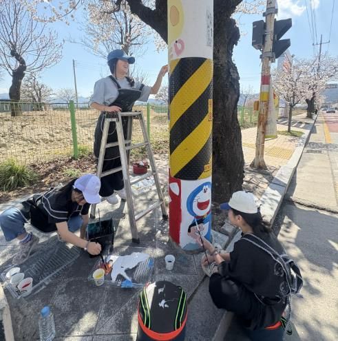 거창군 청소년이 만들어가는 협력의 색, 전신주 벽화로 피어나다