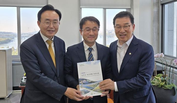 윤병태 나주시장은 지역 핵심 현안 사업의 국비 확보를 위해 지난 3일 국회를 방문, 예결위원회와 주요 상임위원회 등을 찾아 적극적인 건의 활동을 펼쳤다. 사진 왼쪽부터 윤병태 나주시장, 한병도 예산결산특별위원장, 신정훈 행정안전위원장.