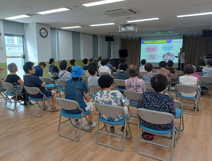 노년기 의약품 안전 사용 교육하는 모습