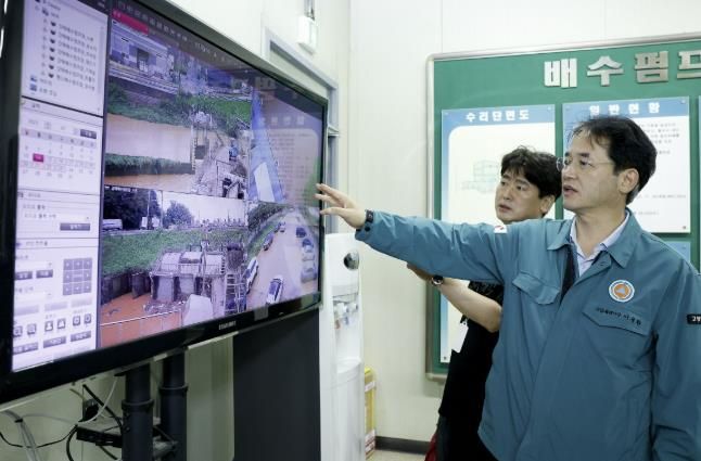 지난 8월 강매배수펌프장 현장점검 중인 이동환 고양특례시장