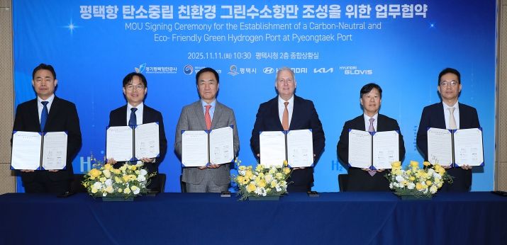 왼쪽부터 경기평택항만공사 사장 직무대행 김금규, 평택지방해양수산청장 도경식, 평택시장 정장선, 현대차 부사장 켄 라미레즈, 현대글로비스 상무 김정석, 기아 상무 이덕현