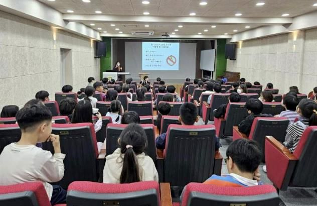 서대문구가 미동초등학교에서 금연교육을 실시하고 있다.
