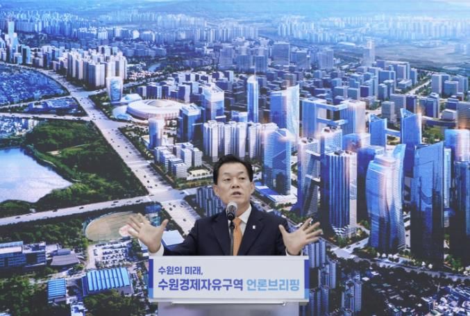 이재준 수원특례시장이 지난 6월 수원 경제자유구역 언론브리핑을 열고 지정을 위해 노력하겠다고 설명하고 있다.