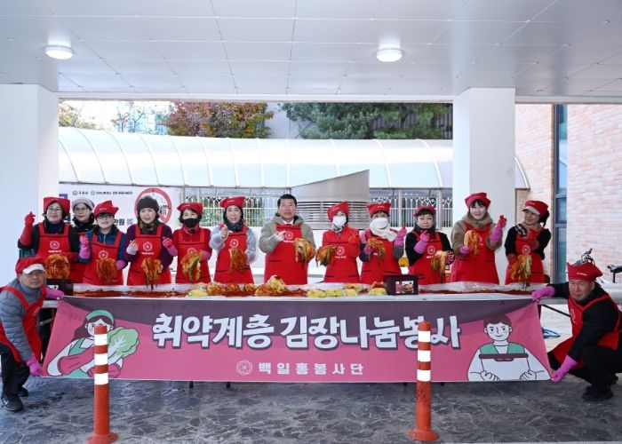 추운 날씨에도 백일홍봉사단 단원들이 인창동 행정복지센터에서 김장하고 있다.