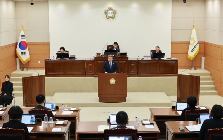 정용래 유성구청장이 20일 유성구의회 본회의에서 2026년도 예산안 제출에 즈음한 시정연설을 하고 있다.