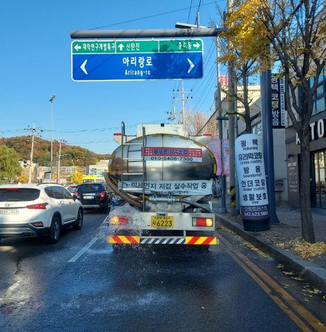 대전 대덕구가 미세먼지 저감을 위해 주요 도로에서 살수차를 운영하며 도로 재비산먼지를 제거하고 있는 모습