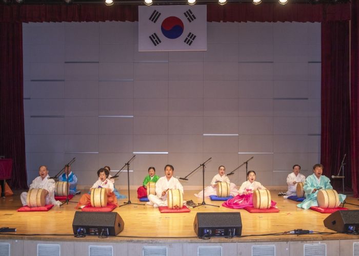 판소리반이 춘향전(농부가)을 공연하고 있다.