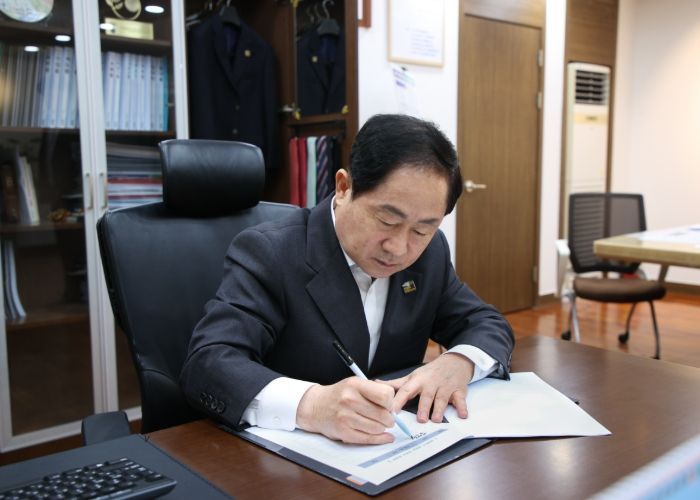 2025년 4월 7일 헌법재판소 심리 촉구 탄원서에 서명하는 주광덕 남양주시장