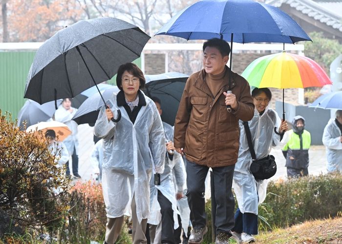 김동근 시장이 11월 25일 추동공원에서 추동 숲정원 시민참여단과 현장 점검을 하고 있다.