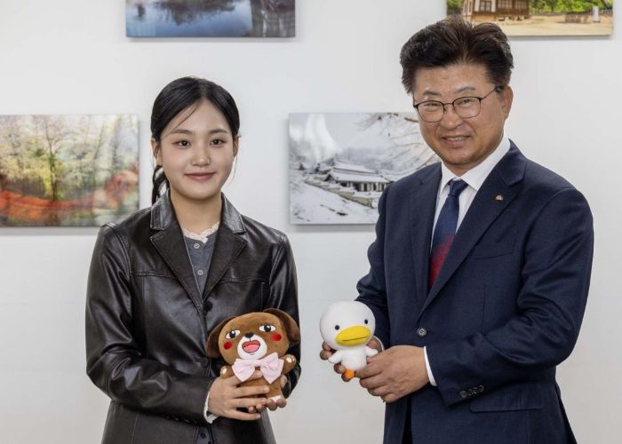 (사진 왼쪽부터) 김태연 대덕구 홍보대사와 최충규 대덕구청장이 26일 구민의사랑방에서 열린 홍보대사 위촉식 후 기념촬영을 하고 있다.