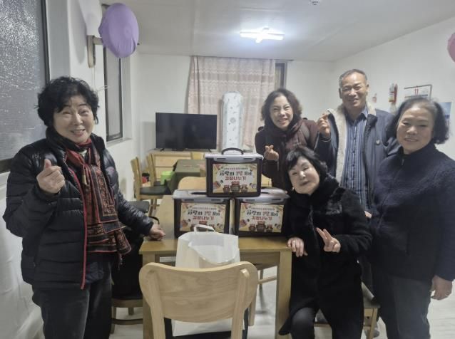 최영한·정정선 회장이 경로당을 방문해 김장김치를 전달하고 있다.