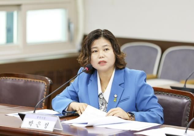 박은정 의원이 지난 11월 25일 제300회 제2차 정례회 기획행정위원회에서 자신이 대표 발의한 ‘안산시 인공지능산업 육성 및 지원 조례안’에 대해 설명하고 있다.