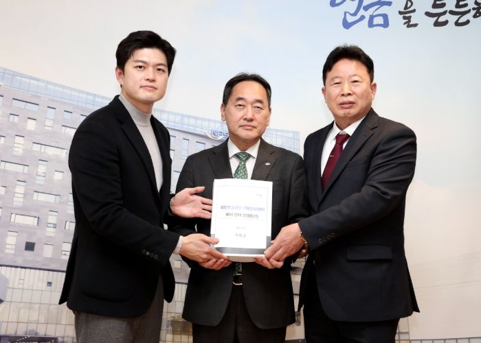 서태원 가평군수(사진 맨 오른쪽)와 김용태 국회의원(사진 맨 왼쪽)이 8일 전북 전주에 위치한 국민연금공단 본사를 방문해 김태현 이사장에게 ‘국민연금공단의 가평상담센터 폐쇄 반대 건의문’을 직접 전달하고 있다.