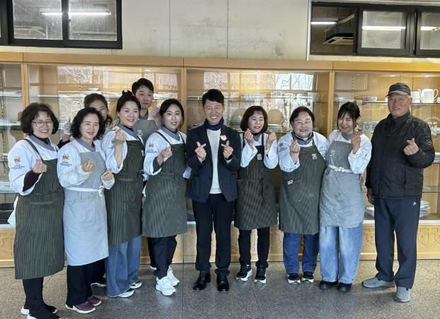 수원과학대학교 남방애동아리가 9일 저소득층을 위한 반찬나눔 봉사활동을 하고 기념 촬영을 하고 있다