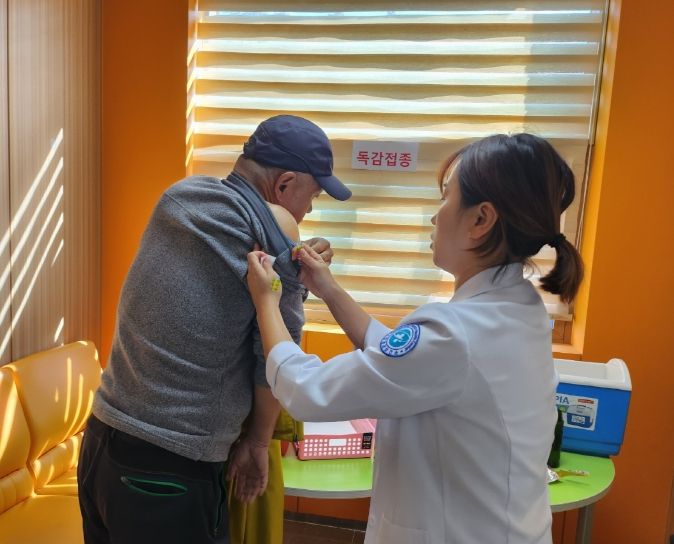 65세 이상 어르신 코로나19 및 호흡기 감염병 예방접종 참여 당부