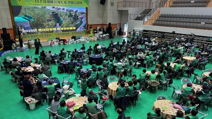 나주시는 지난 10일 나주종합스포츠파크에서 새마을지도자 협의회원이 함께하는 ‘2025년 나주시새마을지도자 한마음대회’를 성황리에 개최했다.