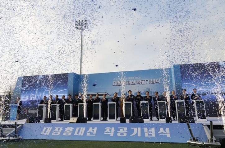 진교훈 서울 강서구청장이 부천시 오정대공원 인조잔디구장에서 열린 ‘대장홍대선 광역철도 착공식’에 참석했다.