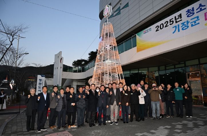 기장군이 정관도서관 앞에서 성탄트리 점등식을 열고 있다.