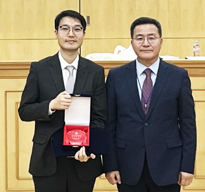 경상국립대학교 법학부 송주용 교수(사진 왼쪽)가 신진학술상을 수상한 뒤 한국형사법학회 황태정 회장과 기념촬영을 하고 있다.